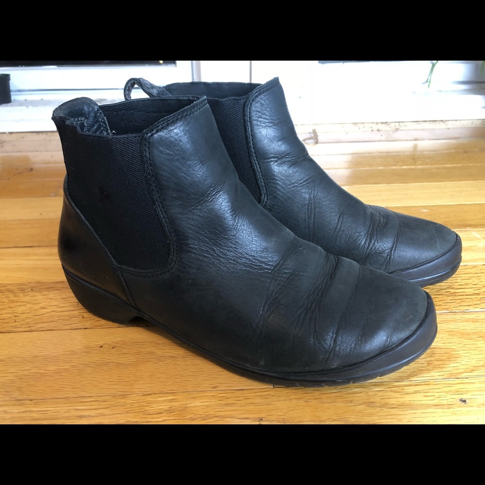 Bogs stylish leather ankle boots